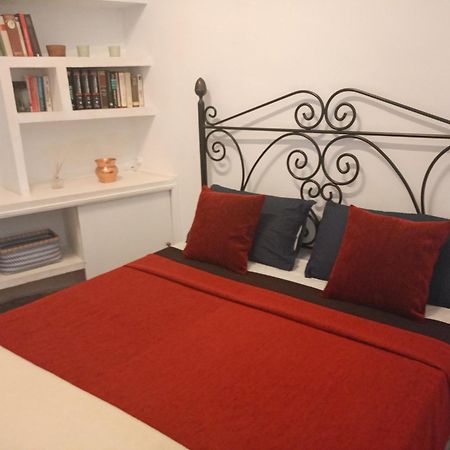 Small Stylish Room With Comfortable Queen-Size Bed In Very Large, Beautifully Decorated Shared Flat In The Historic Centre Of Málaga Extérieur photo