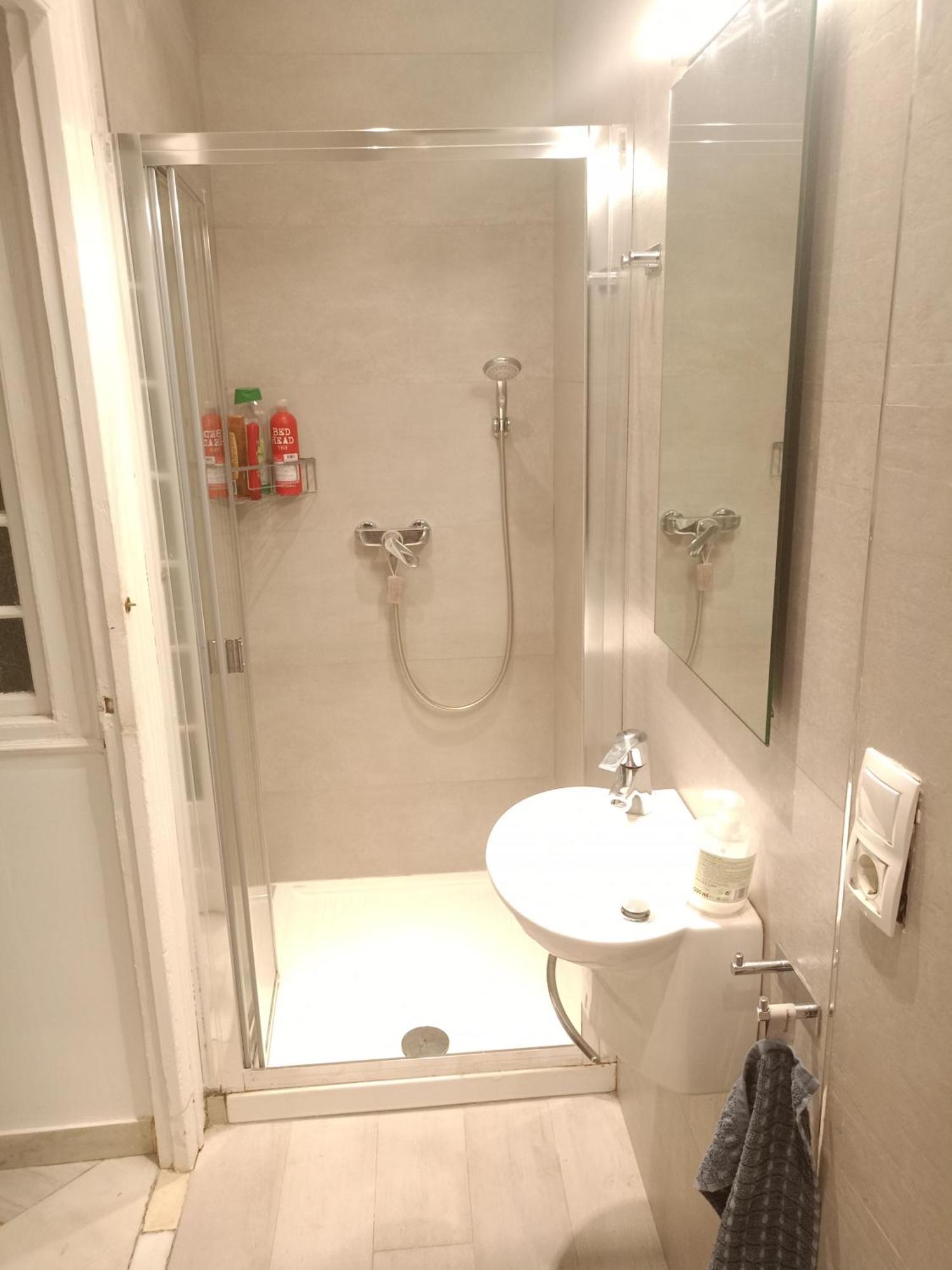 Small Stylish Room With Comfortable Queen-Size Bed In Very Large, Beautifully Decorated Shared Flat In The Historic Centre Of Málaga Extérieur photo