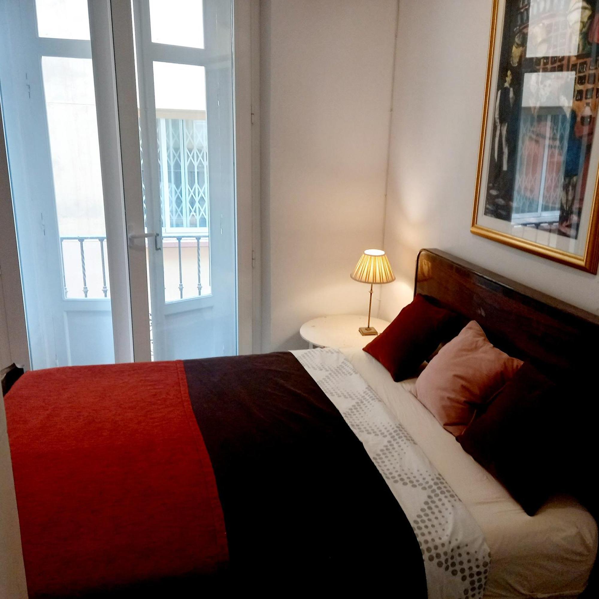 Small Stylish Room With Comfortable Queen-Size Bed In Very Large, Beautifully Decorated Shared Flat In The Historic Centre Of Málaga Extérieur photo