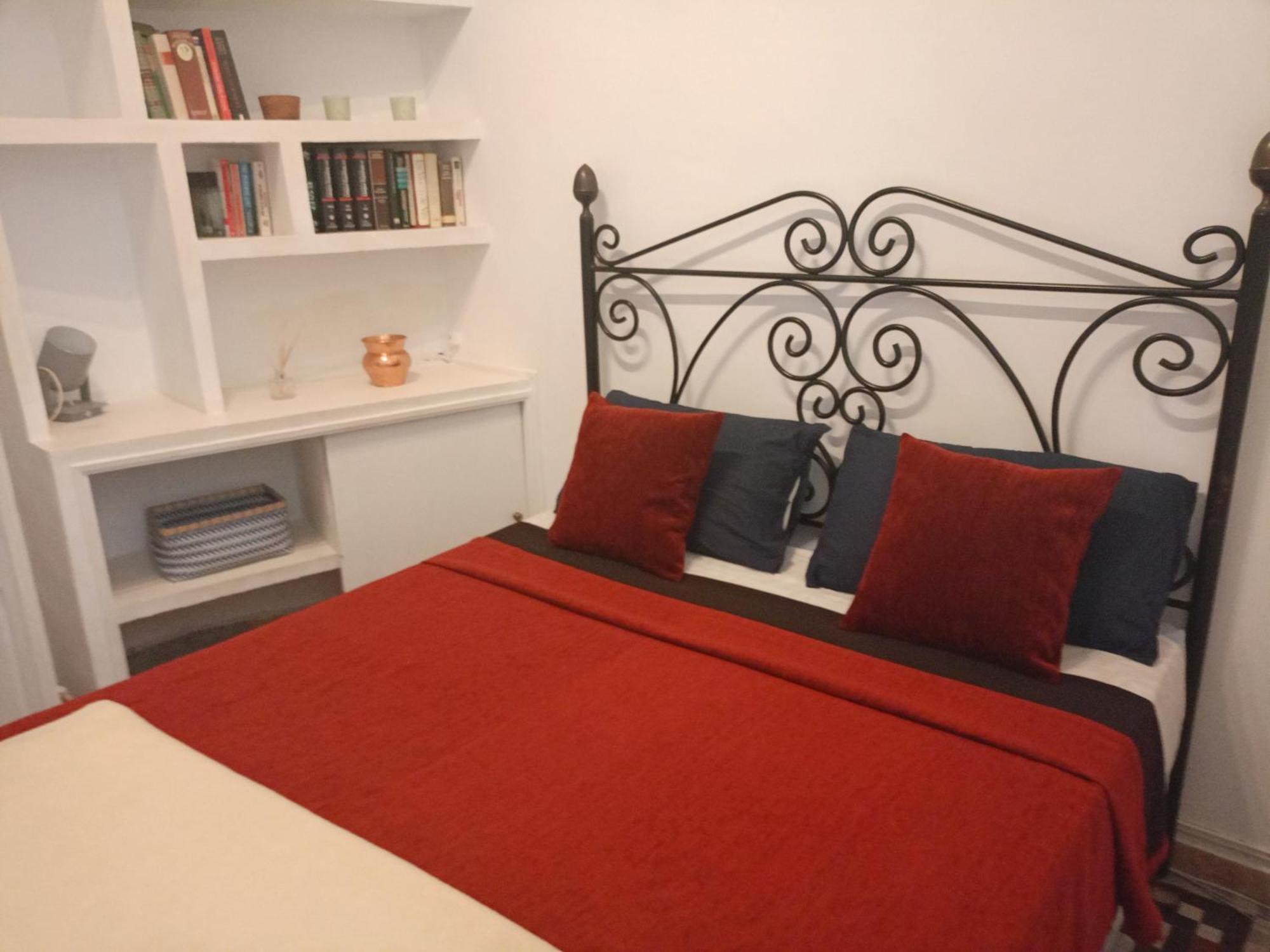 Small Stylish Room With Comfortable Queen-Size Bed In Very Large, Beautifully Decorated Shared Flat In The Historic Centre Of Málaga Extérieur photo